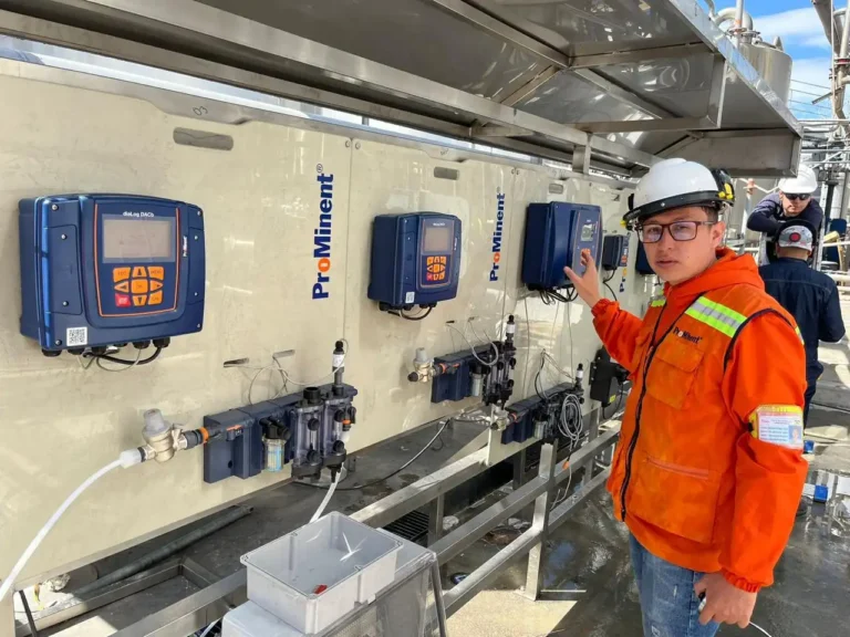 Bomba dosificadora química electromagnética con pantalla digital.